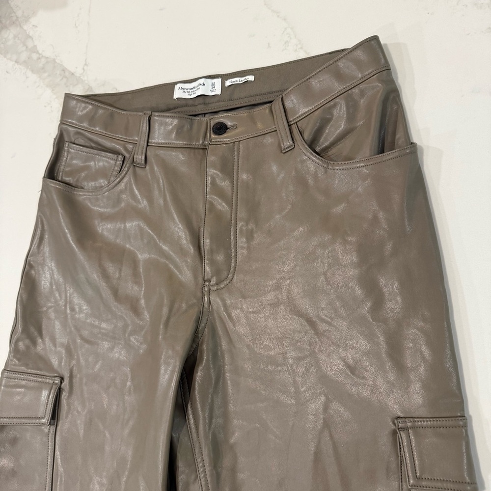 Abercrombie & Fitch Vegan Leather The 90’s Relaxed Cargo HighRise Jean Womens 14 - Picture 4 of 9